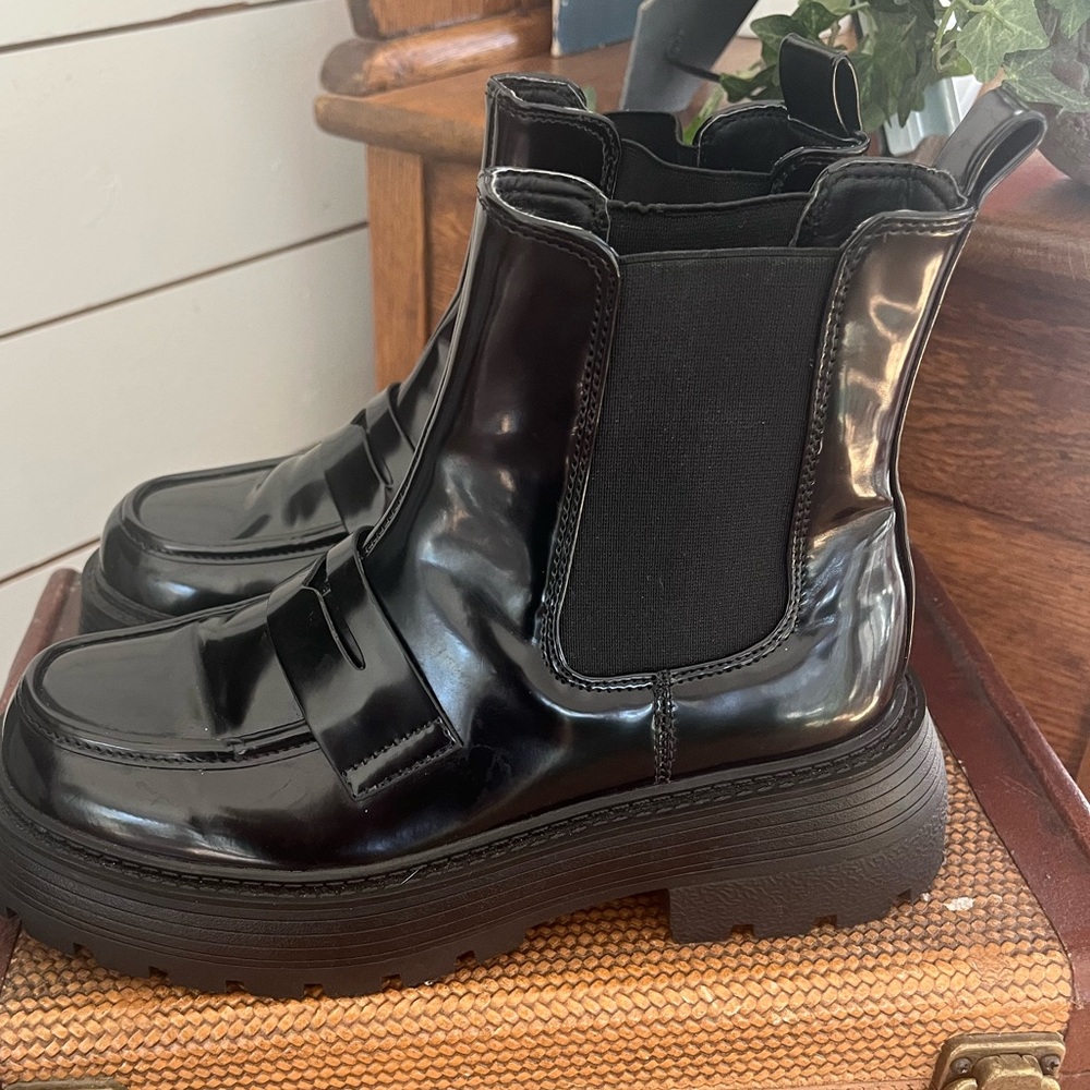 Black patten leather penny loafer boots EUC NEVER WORN SIZE 6 Forever 21